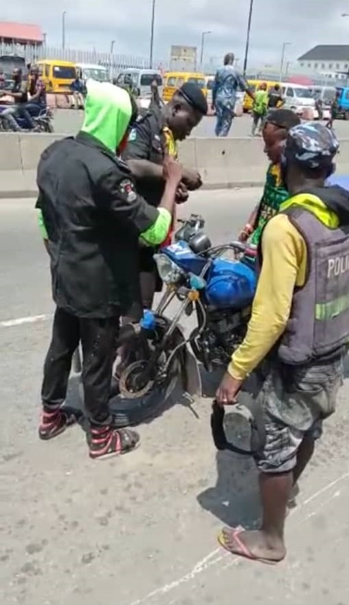 Hoodlums wearing police uniform and gears extort residents after driving police officers into hiding in Lagos.